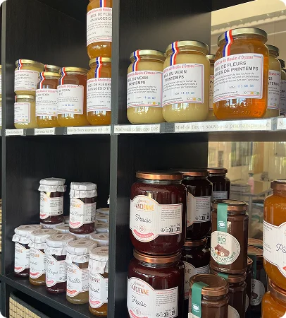 Présentation de produits locaux vendus dans la boutique de Mama Traiteur à Vernouillet